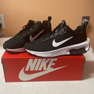 Nike Air Max INTRLK LITE Women’s size 9.